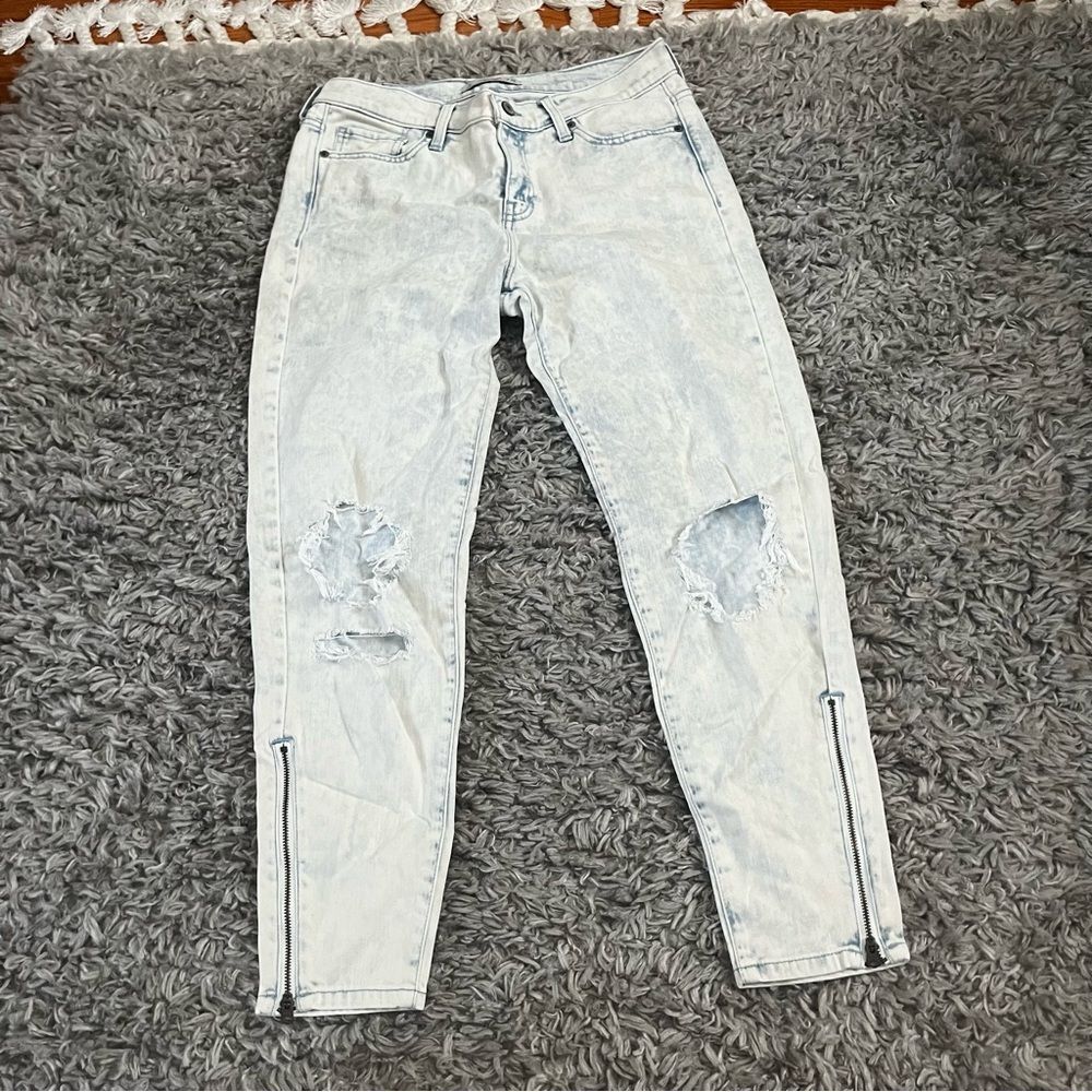 Abercrombie and fitch distressed ankle mom jeans size 6 28